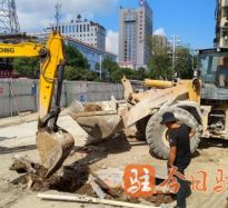 艹jb网站在线观看高温下的坚守｜道路建设者用汗水铺就畅通路